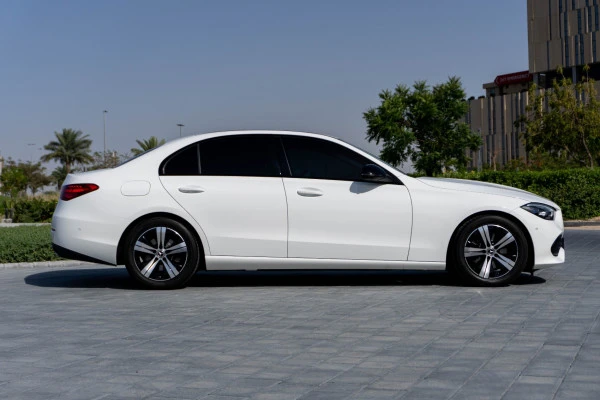  White Mercedes C200 Photo 