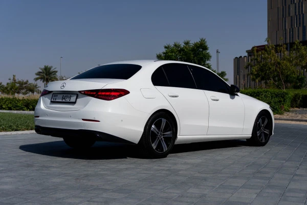  White Mercedes C200 Photo 