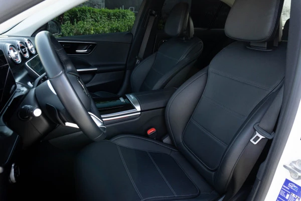  White Mercedes C200 Photo 