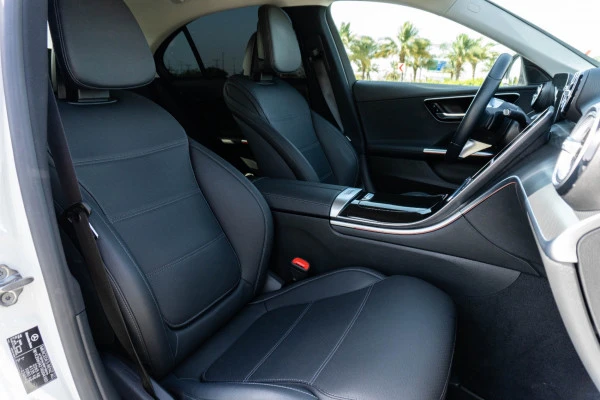  White Mercedes C200 Photo 