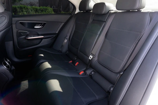  White Mercedes C200 Photo 