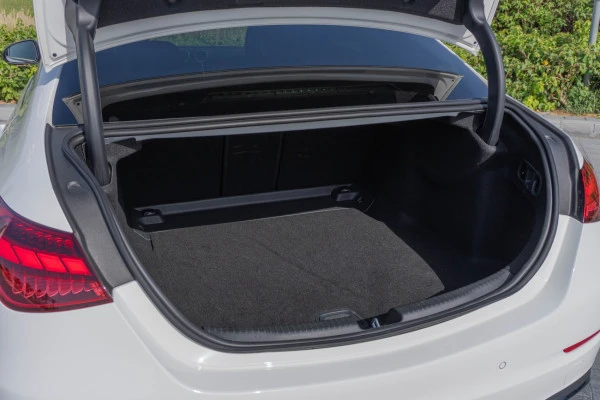  White Mercedes C200 Photo 