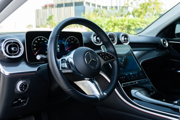  White Mercedes C200 Photo 