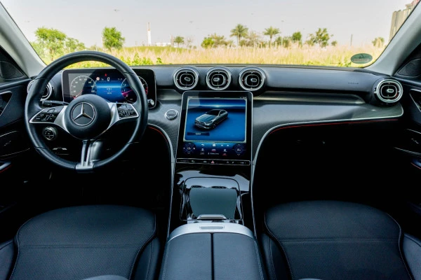  White Mercedes C200 Photo 