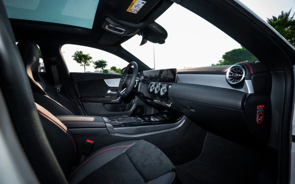  White Mercedes CLA200 Photo 