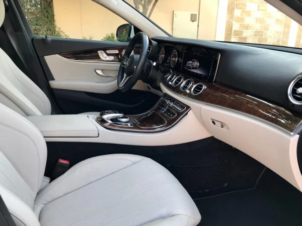  White Mercedes E Class Photo 