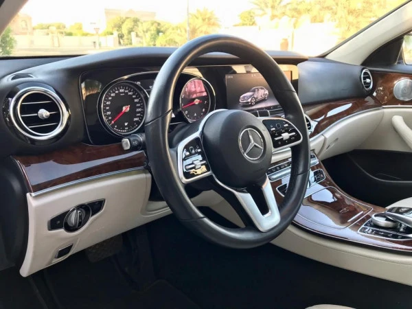  White Mercedes E Class Photo 