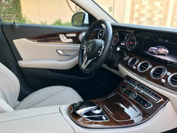  White Mercedes E Class Photo 
