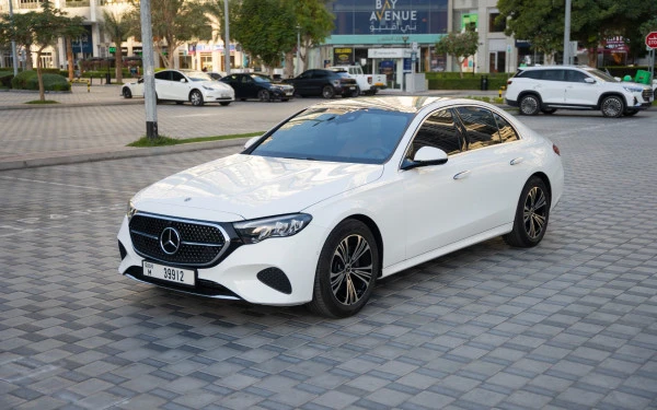  White Mercedes E200 Photo 