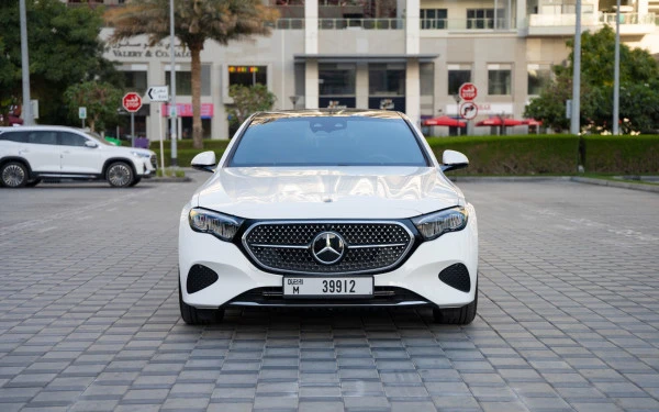  White Mercedes E200 Photo 