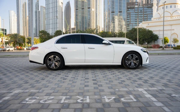  White Mercedes E200 Photo 