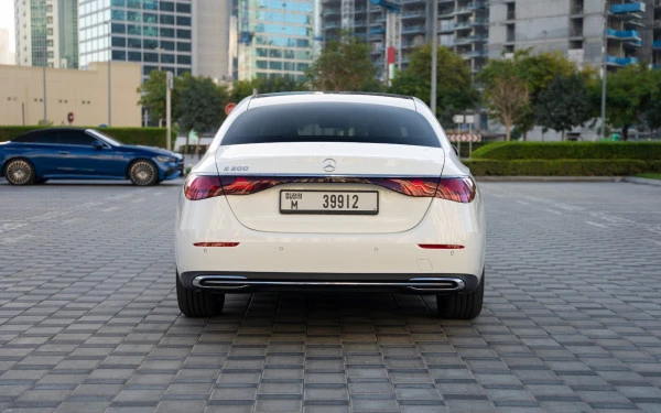  White Mercedes E200 Photo 