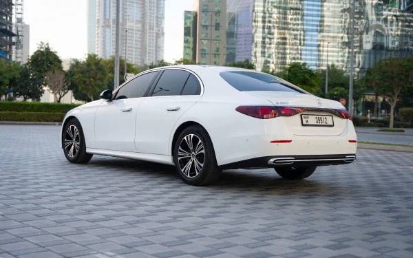  White Mercedes E200 Photo 