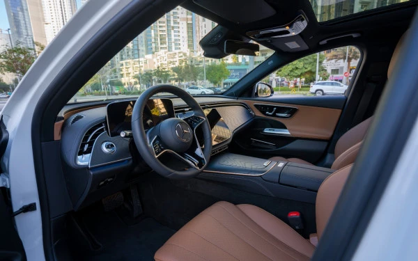  White Mercedes E200 Photo 