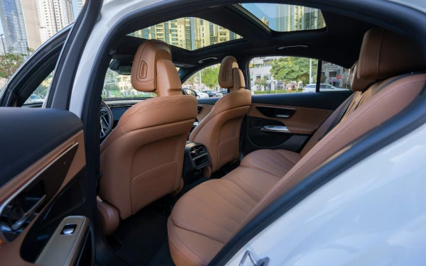  White Mercedes E200 Photo 