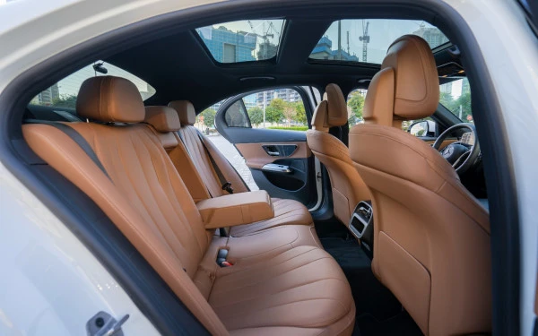  White Mercedes E200 Photo 