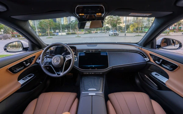  White Mercedes E200 Photo 