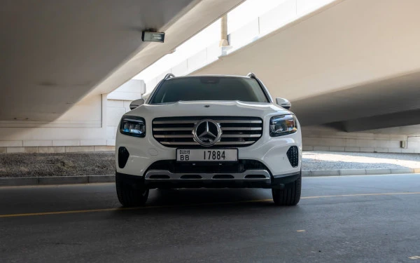  White Mercedes GLB 200 Photo 