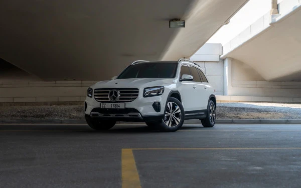  White Mercedes GLB 200 Photo 