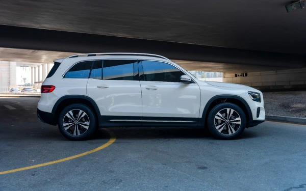  White Mercedes GLB 200 Photo 