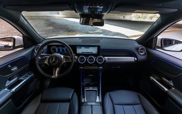  White Mercedes GLB 200 Photo 