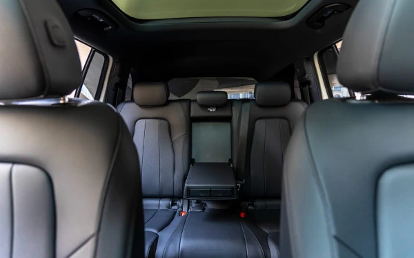  White Mercedes GLB 200 Photo 