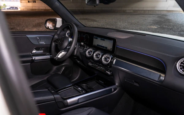  White Mercedes GLB 200 Photo 