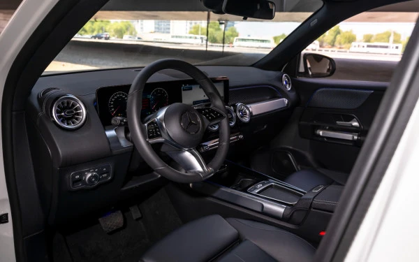  White Mercedes GLB 200 Photo 