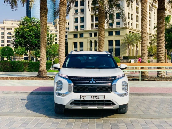  White Mitsubishi Outlander Photo 