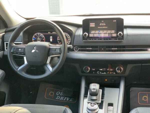  White Mitsubishi Outlander Photo 