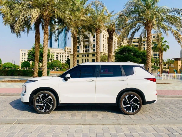  White Mitsubishi Outlander Photo 