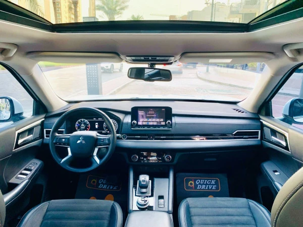  White Mitsubishi Outlander Photo 