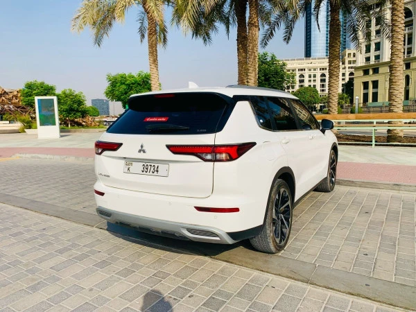  White Mitsubishi Outlander Photo 