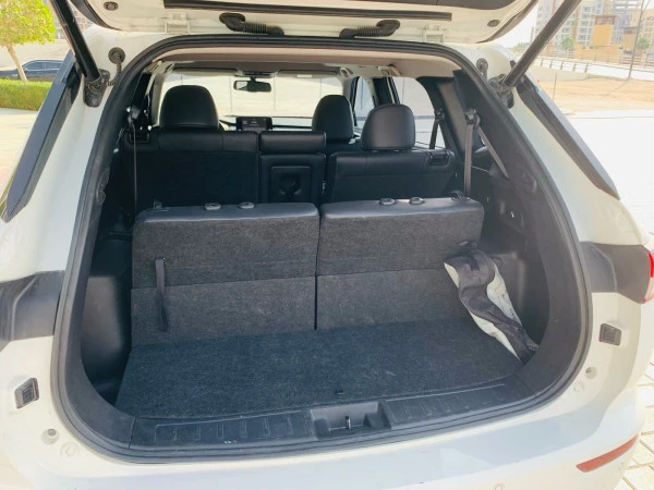  White Mitsubishi Outlander Photo 