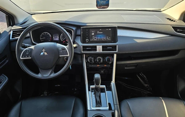  White Mitsubishi Xpander Photo 