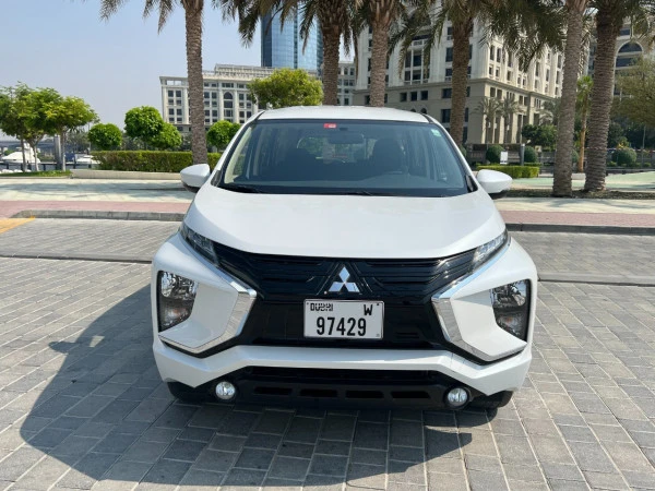  White Mitsubishi Xpander Photo 