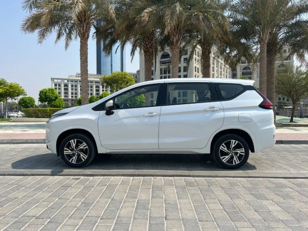  White Mitsubishi Xpander Photo 
