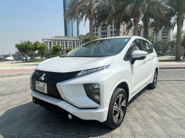  White Mitsubishi Xpander Photo 