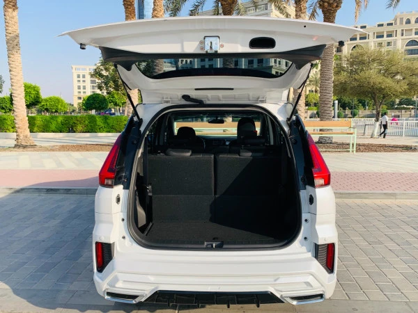  White Mitsubishi Xpander Photo 