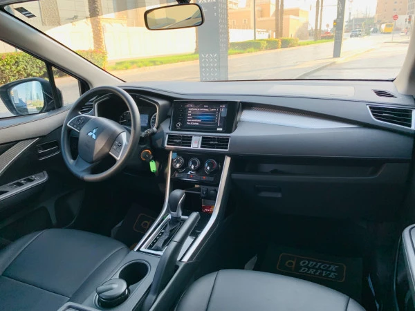  White Mitsubishi Xpander Photo 