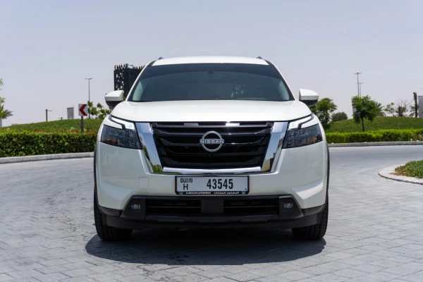  White Nissan Pathfinder Photo 