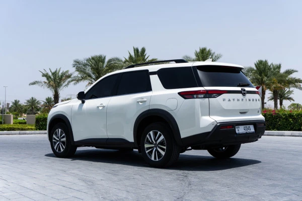  White Nissan Pathfinder Photo 