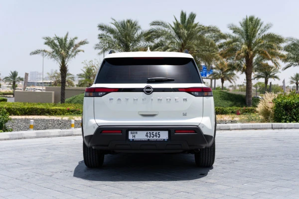  White Nissan Pathfinder Photo 