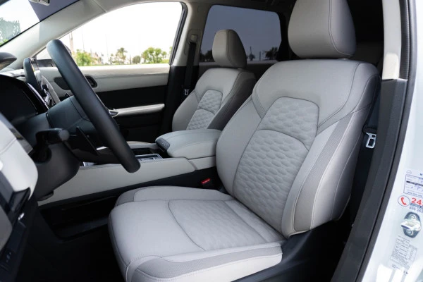  White Nissan Pathfinder Photo 