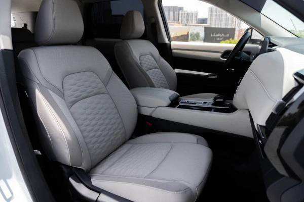  White Nissan Pathfinder Photo 