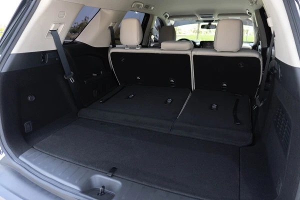  White Nissan Pathfinder Photo 