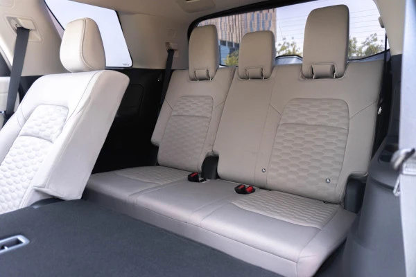  White Nissan Pathfinder Photo 