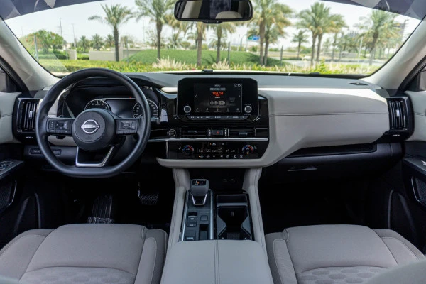  White Nissan Pathfinder Photo 