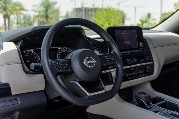  White Nissan Pathfinder Photo 