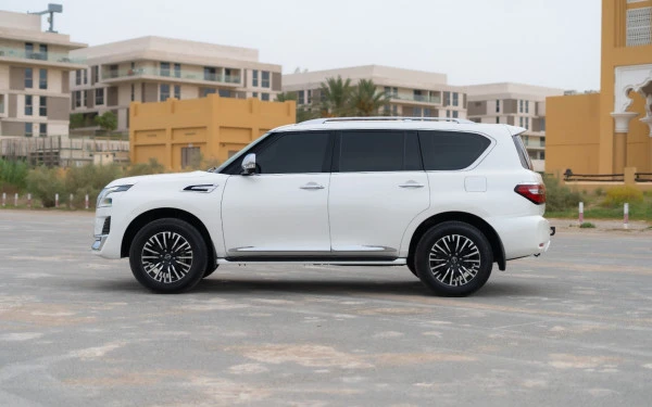  White Nissan Patrol Platinum V6 Photo 